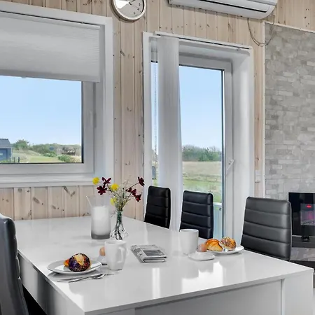 2 Bedroom Lovely In Holiday home